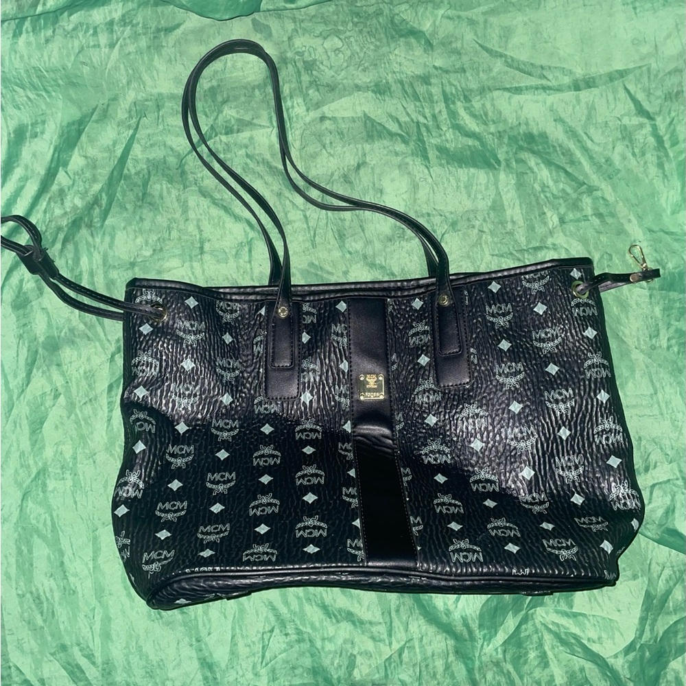 MCM F3286 Visetos Medium Liz Reversible Tote Bag Black